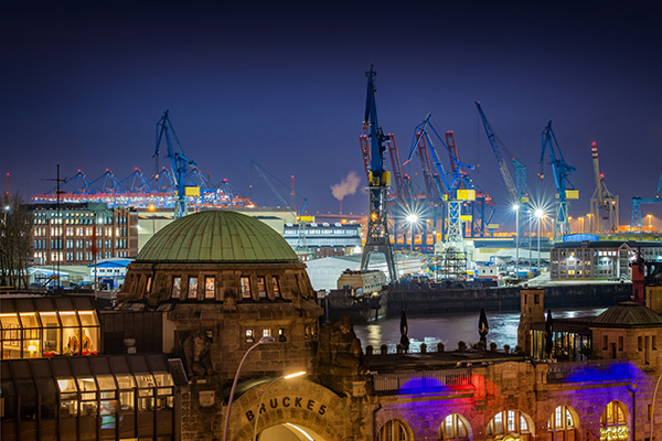 Blaue Stunde an der Brücke 5 - Wandbild vom Hamburger Hafen auf Leinwand, Acrylglas oder als Poster