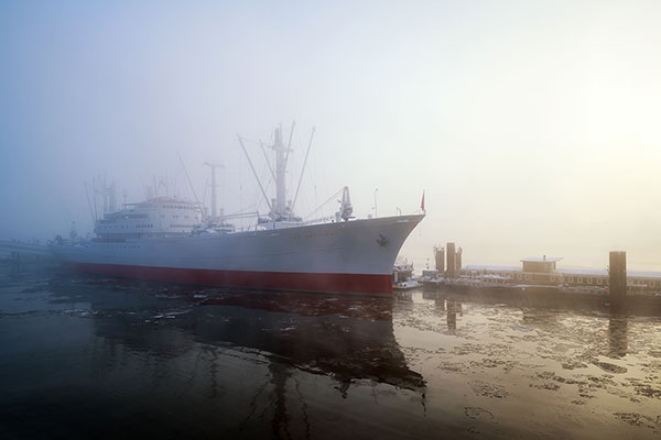Cap San Diego im Nebeldunst - Hamburg Bild als hochwertiger Druck auf Leinwand, Acrylglas oder als Poster