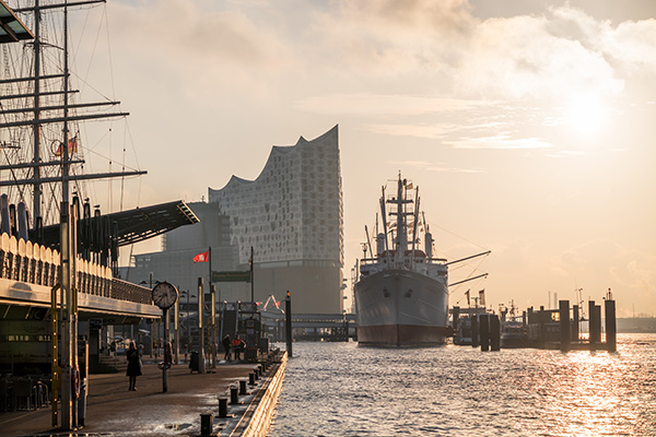 Morgens im Hafen - Hamburg Landungsbrücken und Elbphilharmonie auf Leinwand, Acrylglas, Akustikbild oder als Poster