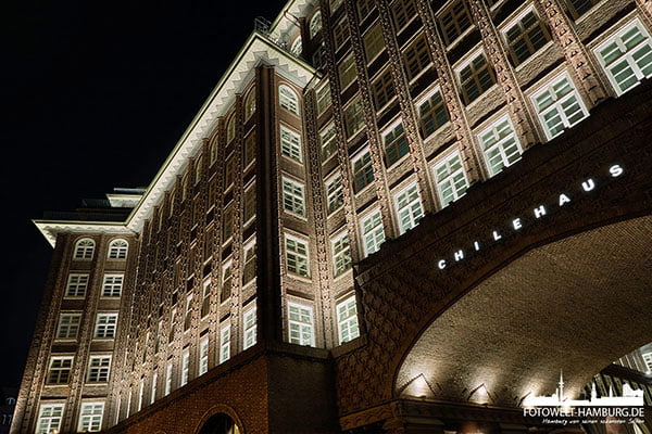 Chilehaus bei Nacht - Bild auf Leinwand, Alu-Dibond oder Acrylglas 