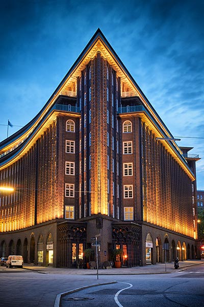 Chilehaus zur blauen Stunde - Hamburg Bild als hochwertiger Druck auf Leinwand, Acrylglas oder als Poster