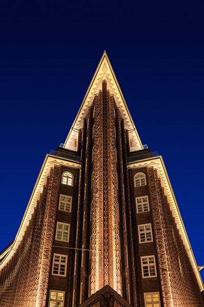 Chilehaus zur blauen Stunde - Bild vom Kontorhausviertel in Hamburg auf Leinwand, Acrylglas, Akustikbild oder als Poster