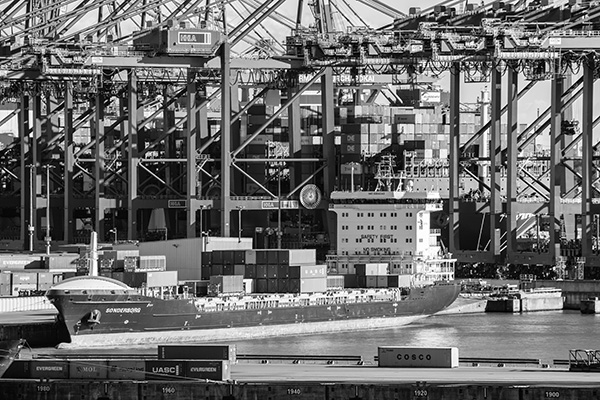 Containerschiff im Parkhafen im Hamburger Hafen - Bild auf Leinwand oder Acrylglas