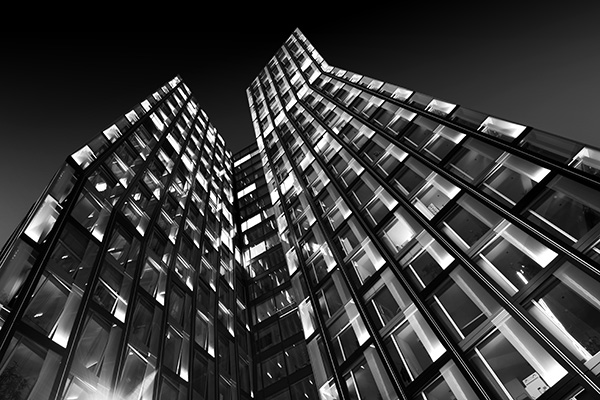 Hamburg Bild auf Leinwand, Acrylglas, Alu-Dibond - Tanzende Türme in schwarzweiss