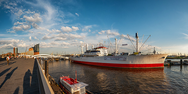 Elbphilharmonie und Cap San Diego - Hamburger Hafen Bild auf Leinwand, Acrylglas oder als Poster