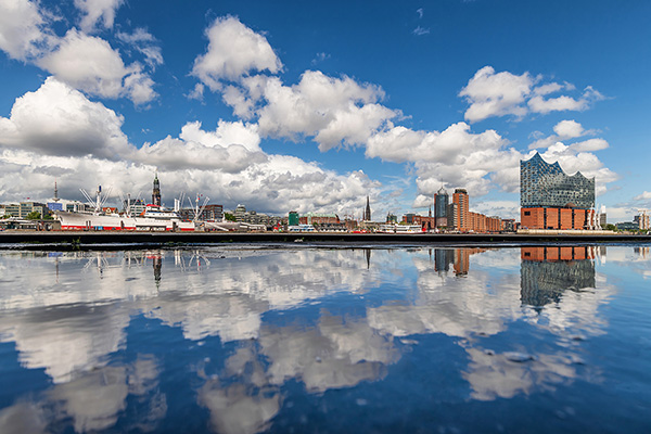 Wolkenspiel - Hamburgbild von der Elbphilharmonie auf Leinwand, Acrylglas oder als Poster