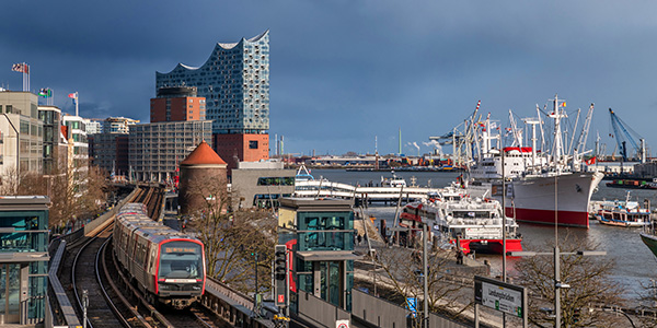 Elbphilharmonie mit U-Bahn - Hamburg Bild auf Leinwand, Acrylglas, Akustikbild oder als Poster