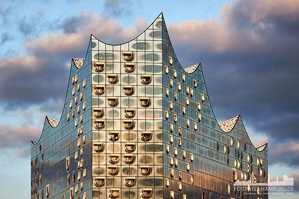 Elbphilharmonie im Abendlicht - Bild auf Leinwand - Detailaufnahme der Fassade der Elbphilharmonie