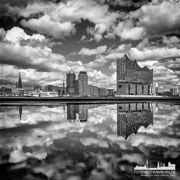 Elbphilharmonie gespiegelt - Hamburg Wandbild auf Leinwand, Acrylglas, Akustikbild oder als Poster