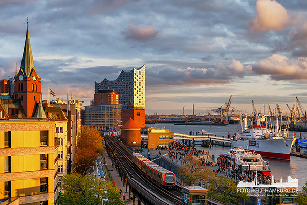 Elbphilharmonie im Abendlicht - Hamburg Wandbild auf Leinwand, Acrylglas, Akustikbild oder als Poster
