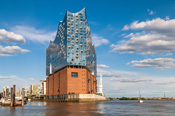 Sommerliche Elbphilharmonie - Bild auf Leinwand oder Acrylglas