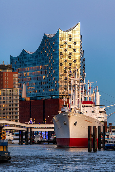Elbphilharmonie und Cap San Diego im Abendlicht - Hamburg Fotokunst Bild auf Leinwand, Acrylglas oder als Poster