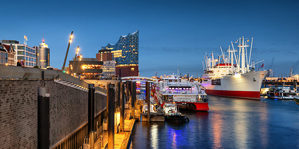Elbphilharmonie und Cap San Diego zur blauen Stunde - Hamburg Wandbild auf Leinwand, Acrylglas oder als Poster
