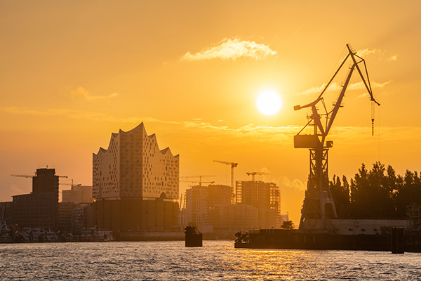 Elbphilharmonie und Hafenkran im Morgenlicht - Wandbild auf Leinwand, Acrylglas oder als Poster