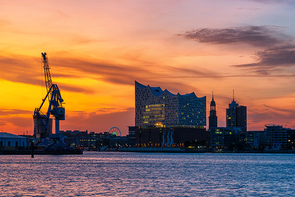 Michel und Elbphilharmonie im Abendrot - Hamburger Hafen Leinwandbild oder Poster