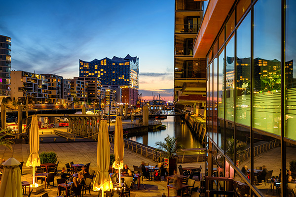 Elbphiharmonie und Sandtorhafen zur blauen Stunde - Hamburg Wandbild auf Leinwand, Acrylglas oder als Poster