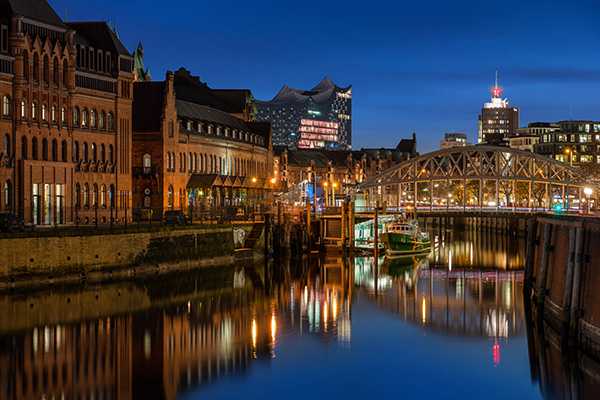 Elbphilharmonie und Speicherstadt bei Nacht - Hamburgbild auf Leinwand, Acrylglas oder als Poster