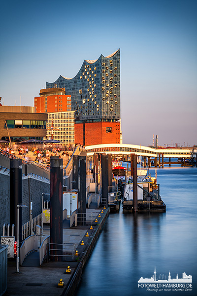 Elbphilharmonie und Elbpromenade - Hamburgbild auf Leinwand, Acrylglas oder als Poster