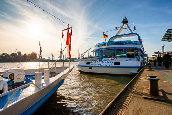 MS Hamburg an den Landungsbrücken - Hamburger Hafen bei Tag - Wandbild auf Leinwand, Acrylglas, Akustikbild oder als Poster