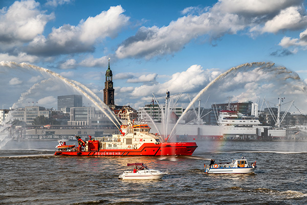 Branddirektor Westphal - Bild vom Feuerlöschboot im Hamburger Hafen, auf Leinwand, Acrylglas, Akustikbild oder als Poster