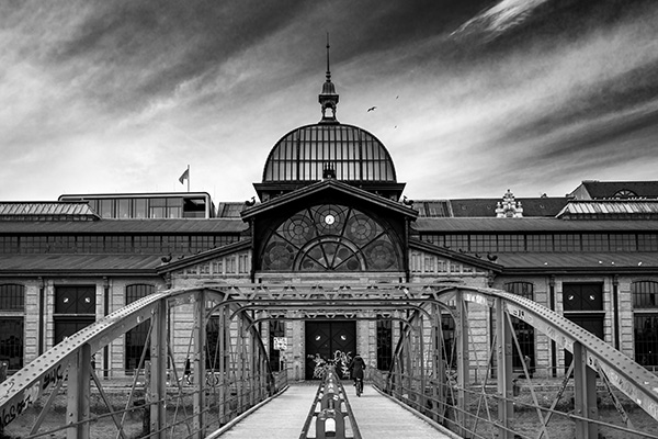 Fischauktionshalle in schwarzweiß - Speicherstadt und Elbphilharmonie Bild auf Leinwand, Acrylglas, Akustikbild oder als Poster
