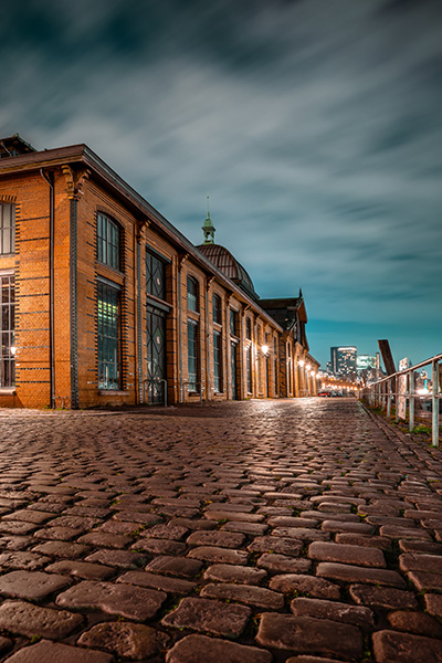 Fischauktionshalle bei Nacht - Hamburger Hafen Fischmarkt Wandbild auf Leinwand, Acrylglas, Akustikbild oder als Poster