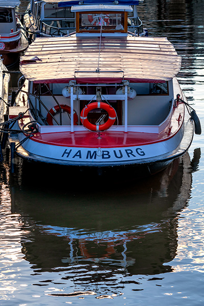 Hamburg Barkasse an den Landungsbrücken - Bild auf Leinwand, Acrylglas oder als Poster