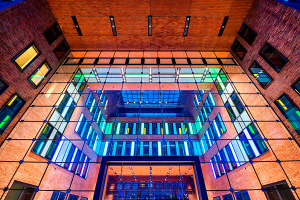 Symmetrie Detailaufnahme eines Bürogebäudes am Altonaer Hafen - Bild auf Leinwand oder Acrylglas