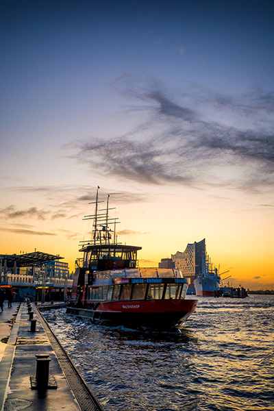 Hafenfähre im Morgenlicht - Hamburger Hafen Wandbild auf Leinwand, Acrylglas, Akustikbild oder als Poster