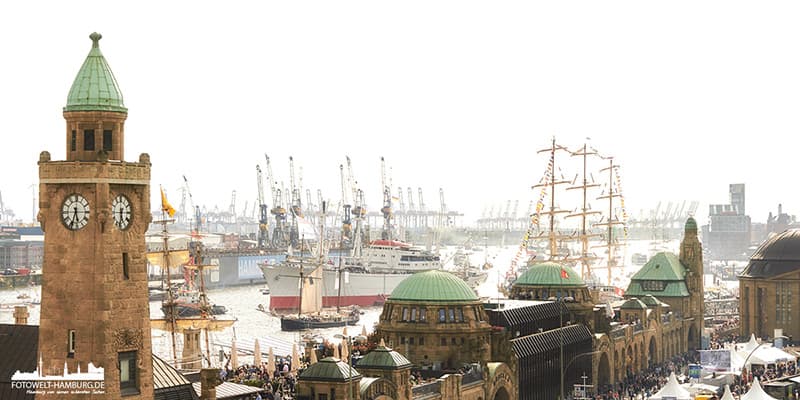 Hamburg Bild auf Leinwand - Hafengeburtstag an den Landungsbrücken