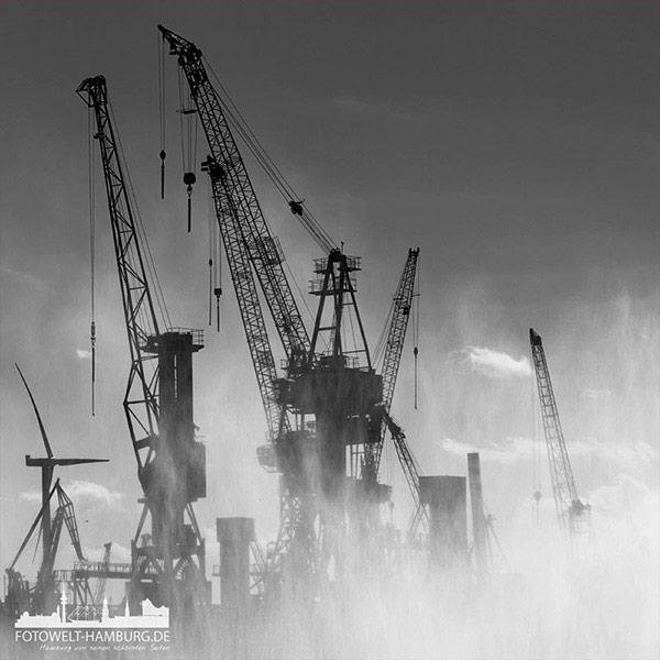 Hamburger Hafen Bild auf Leinwand - Hafenkräne in schwarzweiss