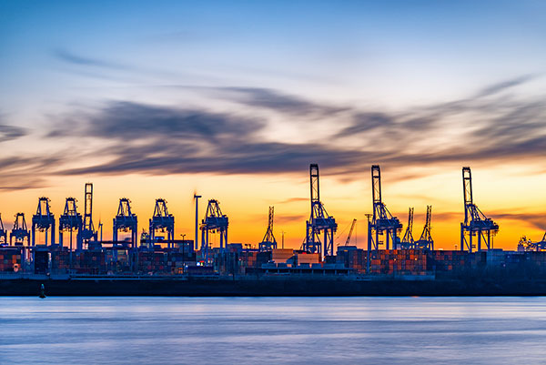 Hafenkräne im Abendlicht - Hamburg Bild als hochwertiger Druck auf Leinwand, Acrylglas oder als Poster