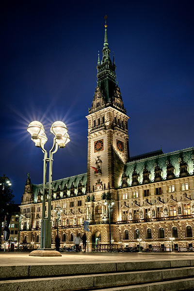 Hamburger Rathaus bei Nacht - Bild auf Leinwand