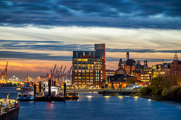 Abendlicht am Fischmarkt - Hamburger Hafen Bild auf Leinwand, Acrylglas oder als Poster