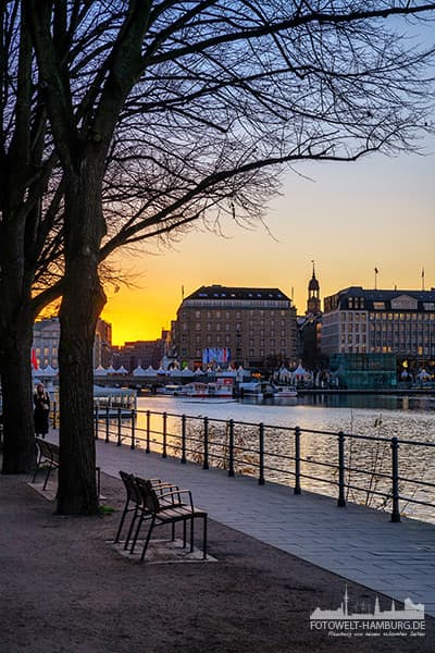 Abend an der Binnenalster - Schönes Hamburg Bild auf Leinwand, Acrylglas oder als Poster