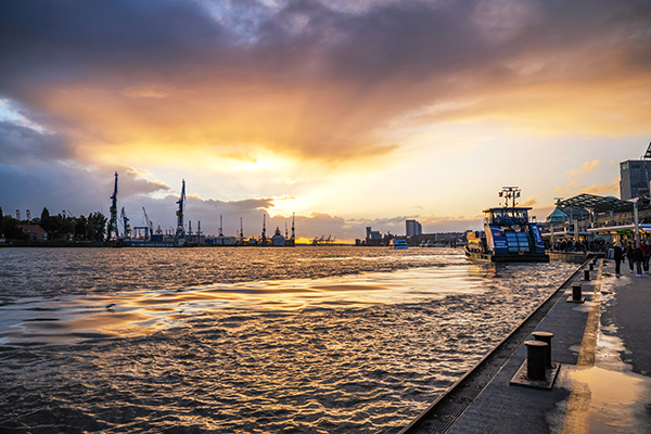Abendlicht an den Landungsbrücken - Hamburgbild auf Leinwand, Acrylglas oder als Poster