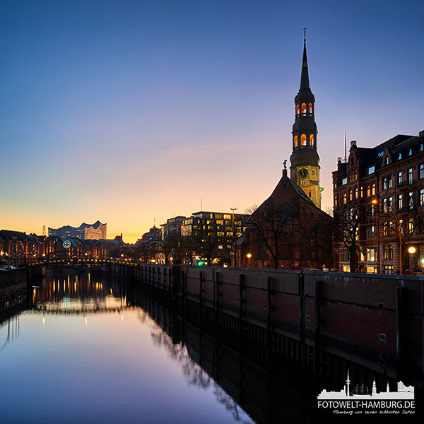 Hamburg Speicherstadt Abendrot an der Katharinenkirche - Bild auf Leinwand, Acrylglas, Alu-Dibond