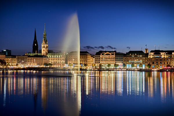 Hamburg Alster und Rathaus bei Nacht - Bild auf Leinwand 