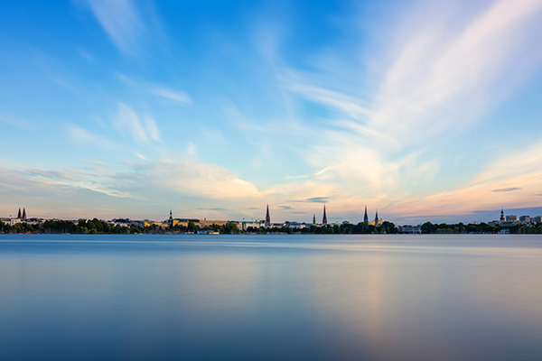Weite Alster - Hamburgbild auf Leinwand, Acrylglas oder als Poster