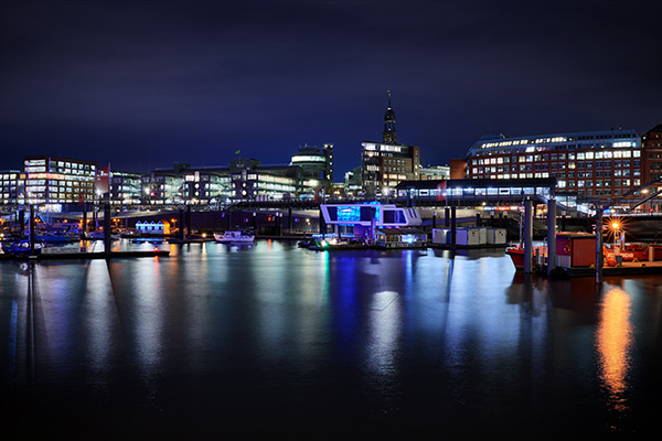 Hamburg Niederhafen bei Nacht - Bild auf Leinwand, Acrylglasbild, Poster, Fotodrucke in Galeriequalität 
