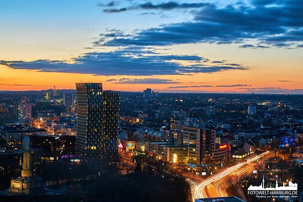 Hamburg - Blick auf St. Pauli bei Nacht - Bild auf Leinwand 