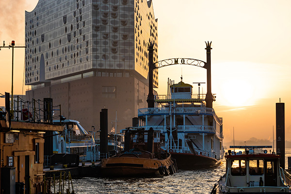 Morgens an der Elbphilharmonie - Hamburg Bild auf Leinwand, Acrylglas oder als Poster