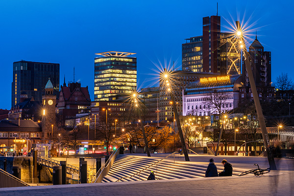 Blaue Stunde an den Landungsbrücken - Wandbild vom Hamburger Hafen auf Leinwand, Acrylglas oder als Poster