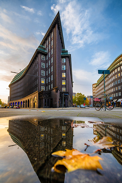 Chilehaus im Herbst - Hamburg Bild auf Leinwand, Acrylglas oder als Poster