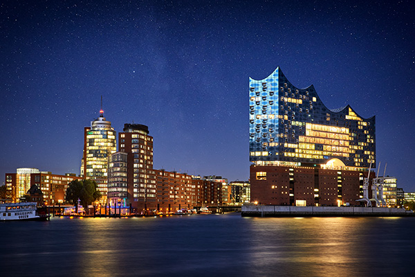 Elbphilharmonie und Sternenhimmel - Wandbild vom Hamburger Hafen auf Leinwand, Acrylglas oder als Poster