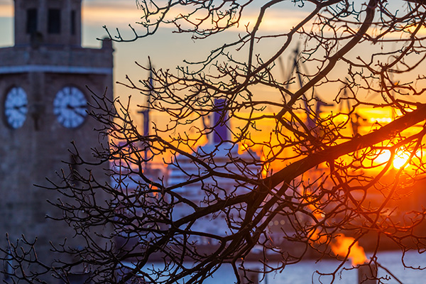 Winterliches Abendlicht an den Landungsbrücken- Hamburg Bild auf Leinwand, Acrylglas oder als Poster