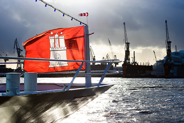 Leuchtende Hamburg Flagge im Hamburger Hafen - Hamburg Bild auf Leinwand, Acrylglas oder als Poster