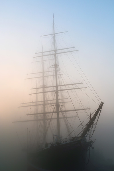 Rickmer Rickmers im Nebel II - Hamburg Bild auf Leinwand, Acrylglas oder als Poster