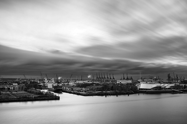 Blick nach Steinwerder - Hamburg Bild in schwarzweiss auf Leinwand, Acrylglas oder als Poster