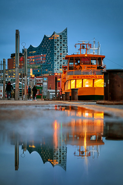 Elbphilharmonie und Musicalfähre - Wandbild vom Hamburger Hafen auf Leinwand, Acrylglas oder als Poster